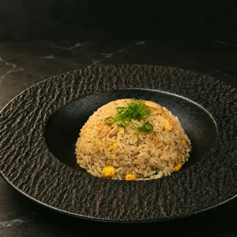 Riz sauté aux légumes et œuf