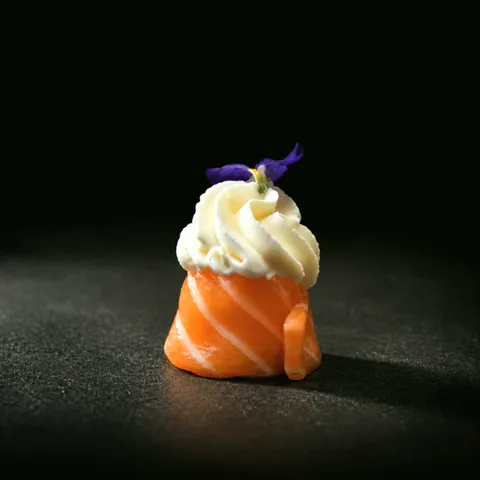 Bouchée de saumon, chantilly et fleur